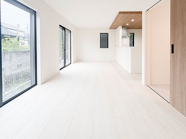 【手すり付階段】手すりがないと階段の昇り降りで危険なことはもちろん、壁に手をつきながら歩くことで壁紙が汚れやすくなります。すべての方に快適に昇り降りしていただくため、手すりを設置しました。