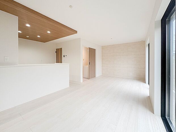 【リビングダイニング】シンプルなデザインの家は風情がある。住む人のこだわりを感じる。外観も内装もいたってシンプル。居心地がよく、家事や趣味、子育てなどにも集中できる。家も人間も熟成するほどシ…