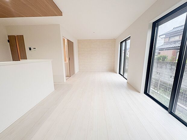【ダイニング】ダイニングテーブルを置いても十分な広さが確保されています。