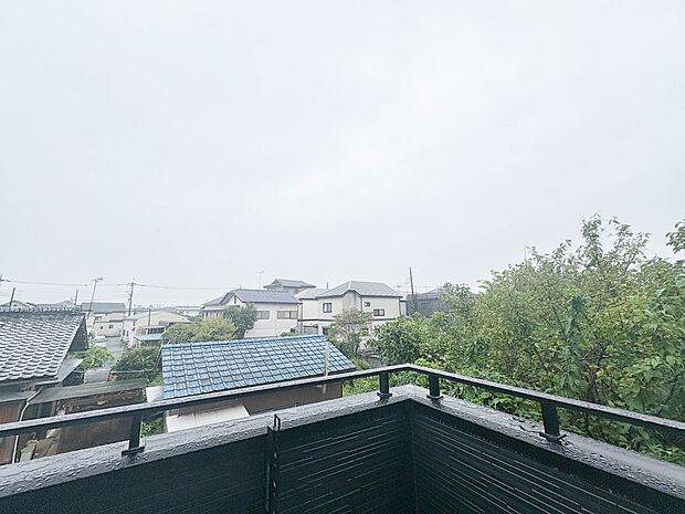 【眺望】朝の澄んだ空気や、夕方に吹く清々しい風を五感で感じられるバルコニー。