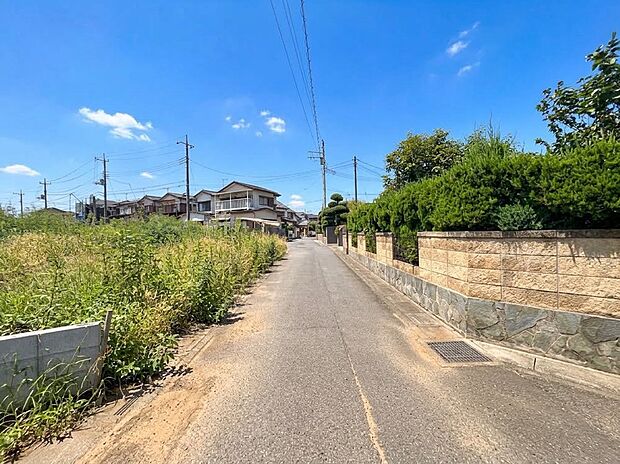 【前面道路、公道4m】車の通行が少ないので、静かな住環境を維持することができます。