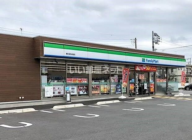 コンビニ 600m ファミリーマート春日部米島店(ファミリーマートの強さは、少量のお惣菜を売るファミデリカとドラッグストアと組んだコラボ。サラダを中心にしたヘルシー食材が充実のコンビニです。…