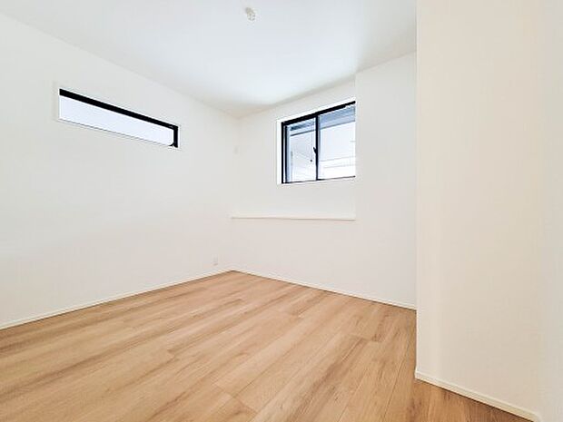 【子供部屋5.0帖】お子様のお部屋にぴったりなクロークを備えたフローリング仕様の洋室です。