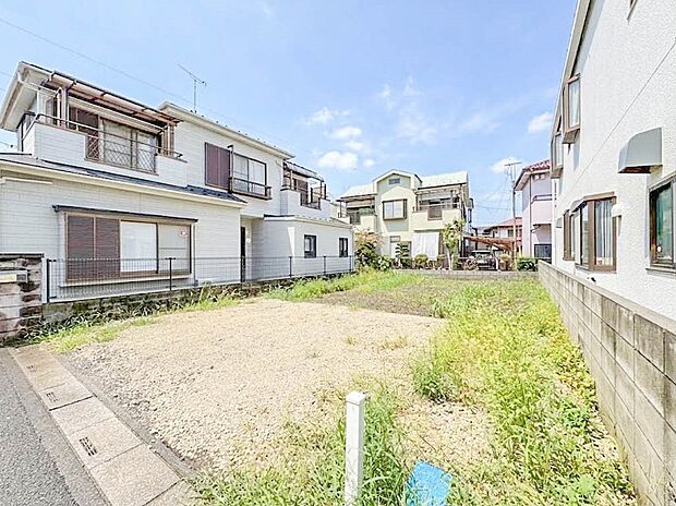 【現地外観】家族の温かさと陽光の暖かさ、楽しい毎日と明るい未来を予感させる「空間が織り成すひとつ先の住み心地」を演出します。