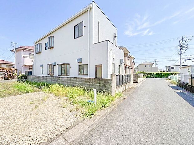 【前面道路4M】車の通行が少ないので、静かな住環境を維持することができます。