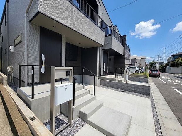 【玄関】家の顔となる玄関は、高いデザイン性が求められます。高級感と断熱性、防犯性に優れた玄関ドアを標準装備。ピッキング対策のセキュリティサムターン等、防犯に考慮しました。
