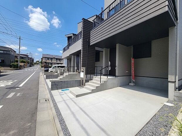 【駐車場】毎日の生活にマイカーが必須という方は、購入を検討する際、駐車場があることは大事な条件です。毎日の通勤や家族の送迎、買い物やお出かけなどクルマのある暮らしを満喫したい方は要チェック。…