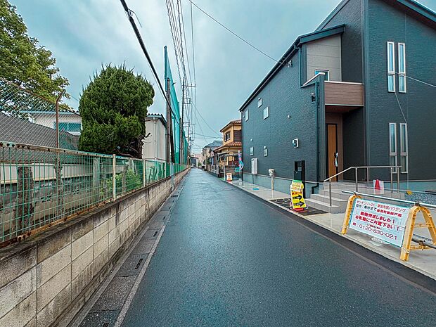 【前面道路】駅周辺は坂道が少なく平坦なアプローチが多いため、ベビーカーでの移動や自転車の行き来もストレスフリーです。シニア世代から子育て世帯まで、あらゆるライフステージに優しい快適な街並み