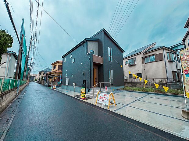 【外観】2階洋室から出入りしやすい南向きの明るいバルコニー 。陽当たり・風通しともに良好で、お洗濯物やお布団を太陽の光でカラッと気持ちよく乾かせます。日々の洗濯物干しの動線にもしっかり配慮 …