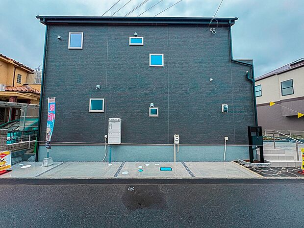 【外観】家は一生のお買物。自分ならではの家族ならではの、家にしたい。書斎を設ける。子どものプレイングルームを設ける。趣味のオーディオルームを設置する。夢を追うオンリーワンの家です。