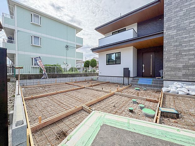 【外観】堂々たる趣ながら、主張し過ぎずどこか余裕を感じさせるシャープなフォルムで佇む邸宅は、晴天の空と照らし合わせる事で、本来あるべき完成形の姿を見せてくれます。