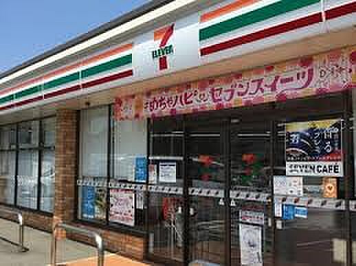コンビニ 280m セブンイレブン上尾小泉店(セブンイレブンは近くて便利を掲げています。近くとは、心の近さ。便利とはモノが期待以上の品質でお客さまに届くこと。セブン銀行など新しいサービスを積…