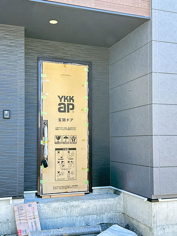 【玄関】玄関はおうちの顔と言われます。玄関アプローチは、外観デザインの印象を左右します。ご家族の個性を出しながら、素敵な玄関でお客様をお迎えしてください。