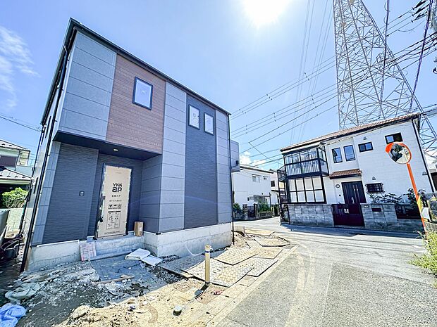 【前面道路4m】家の前をまっすぐの通りが走っている。クルマは少なく、人々は毎朝、ウォーキング、ジョギング、犬の散歩など、フリーな朝時間を過ごしている。