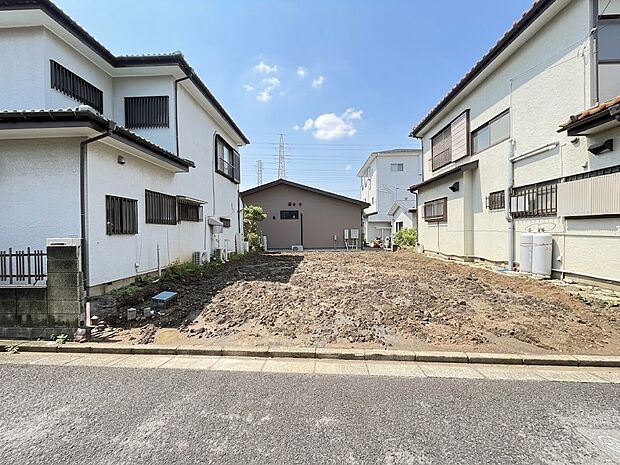 【現地外観】整形地30坪・南隣地は平屋、日当たりも期待の立地