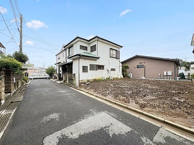 【現地外観・道路4.3m】通り抜けのない位置指定道路・閑静な住宅地と家並み