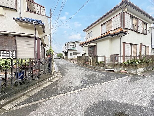 【現地入り口】前面道路(4.3m)の入口・道路角に「隅切り」があり、車の出入りもラクラク安心