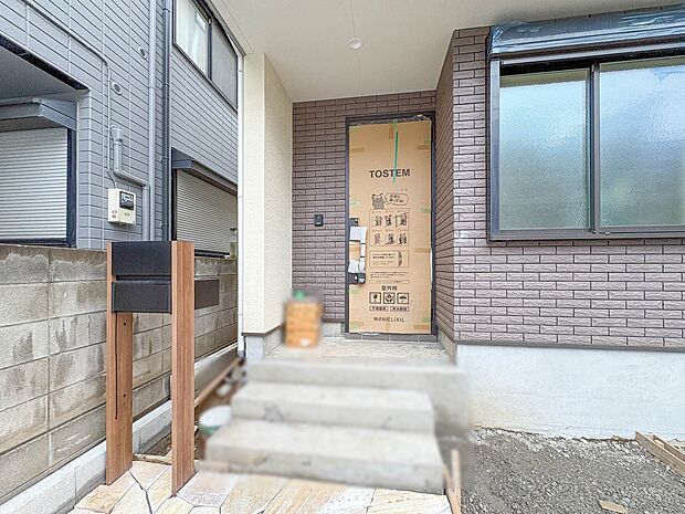 【玄関】家の顔となる玄関は、高いデザイン性が求められます。高級感と断熱性、防犯性に優れた玄関ドアを標準装備。ピッキング対策のセキュリティサムターン等、防犯に考慮しました。