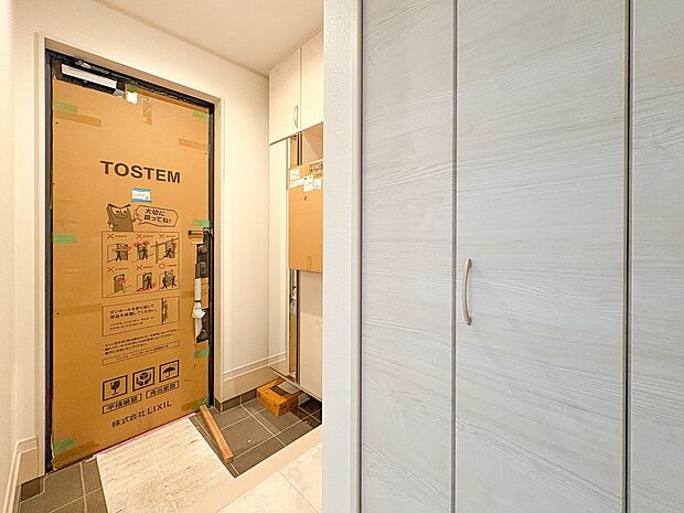 【玄関】玄関はおうちの顔と言われます。玄関アプローチは、外観デザインの印象を左右します。ご家族の個性を出しながら、素敵な玄関でお客様をお迎えしてください。