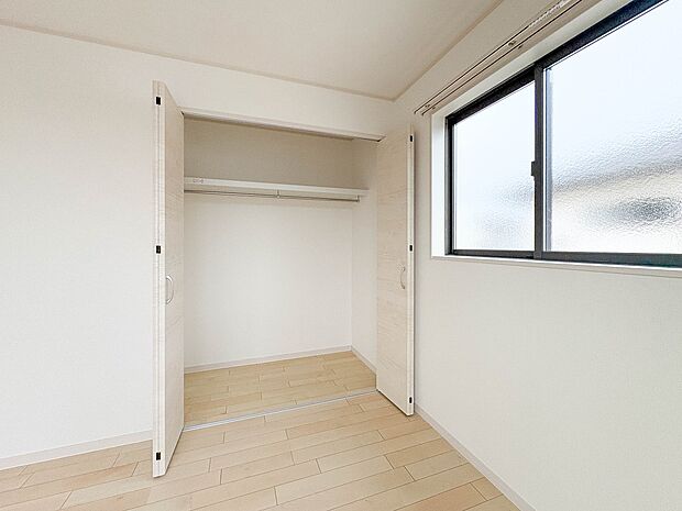 【収納】壁面クローゼットのメリットは、衣類が横一列に並ぶためひと目で洋服が選びやすいこと。衣類をたくさんお持ちの方も、限られたスペース内に無理なく収納することができます。
