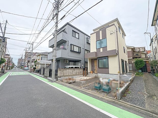【前面道路】家の前をまっすぐの通りが走っている。クルマは少なく、人々は毎朝、ウォーキング、ジョギング、犬の散歩など、フリーな朝時間を過ごしている。