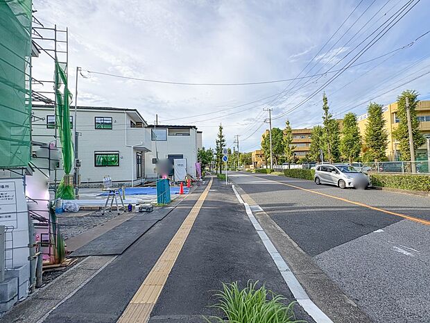 【前面道路 16m】家の前をまっすぐの通りが走っている。クルマは少なく、人々は毎朝、ウォーキング、ジョギング、犬の散歩など、フリーな朝時間を過ごしている。