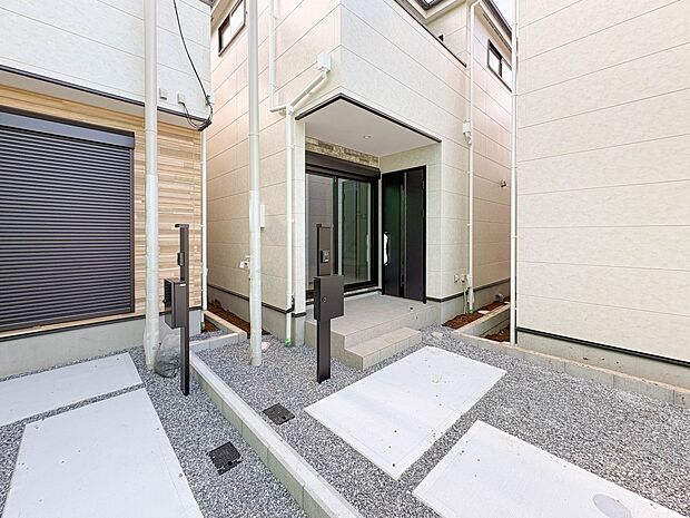 【玄関アプローチ】 玄関はおうちの顔と言われます。玄関アプローチは、外観デザインの印象を左右します。ご家族の個性を出しながら、素敵な玄関でお客様をお迎えしてください。