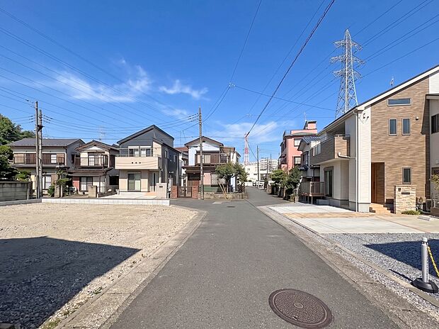 (AIにより天候はCG加工してます)【前面道路】車の通行が少ないので、静かな住環境を維持することができます。