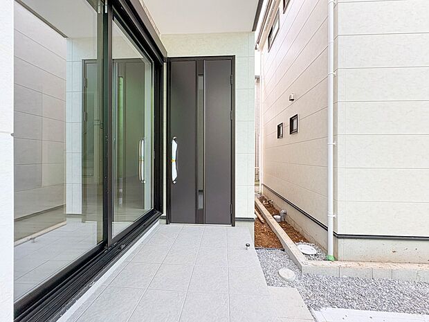 【玄関】ここから始まる「日常」はご家族にとってかけがえのない時間となります。少しでも豊かに、快適に。そんな想いから本邸宅は生まれました。