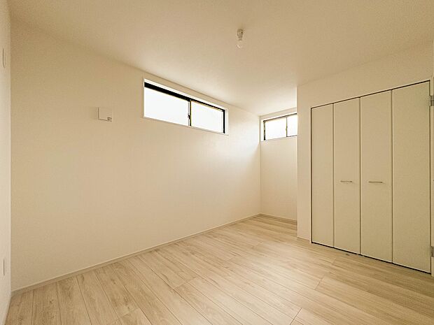 【子供部屋6帖】お子様のお部屋にぴったりなクロークを備えたフローリング仕様の洋室です。