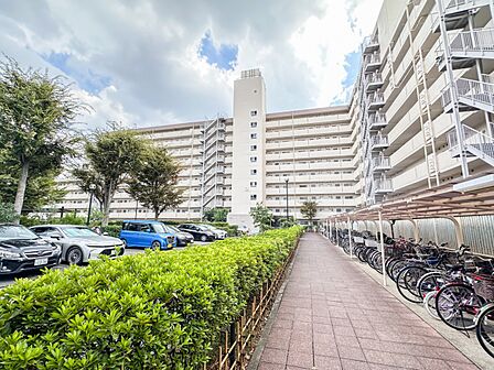 エントランスは、マンションの「顔」印象を左右する大事な空間です。居住者の帰り、訪れる方を優しく迎えてくれます。