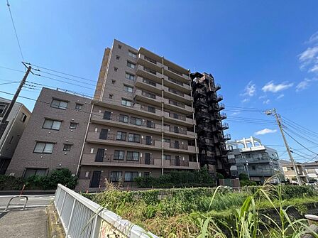 【外観】ここから始まる「日常」はご家族にとってかけがえのない時間となります。少しでも豊かに、快適に。そんな想いから本邸宅は生まれました。