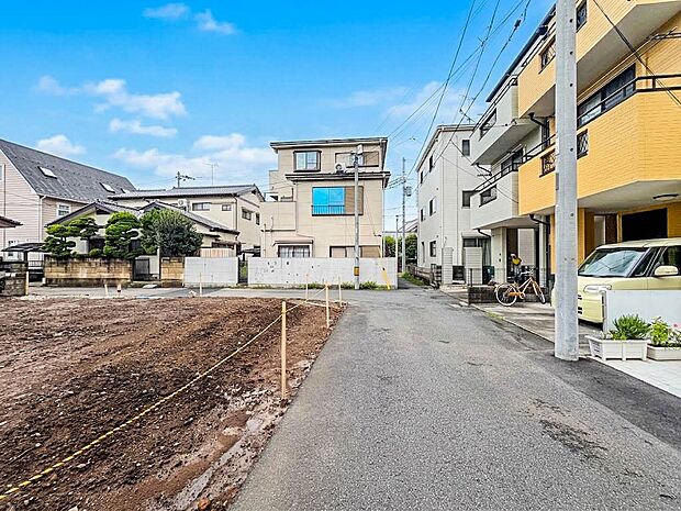 【前面道路4ｍ】車の通行が少ないので、静かな住環境を維持することができます。