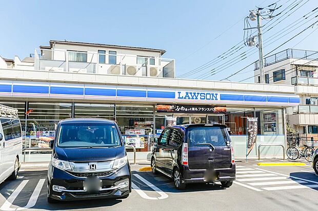 コンビニ 500m ローソンさいたま白幡4丁目店(新・企業スローガンは「マチのほっとステーション」。「圧倒的な美味しさ」「人への優しさ」「地球（マチ）への優しさ」の3つの約束で社会の課題に応…