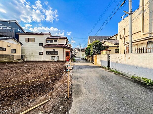 【前面道路4ｍ】車の通行が少ないので、静かな住環境を維持することができます。
