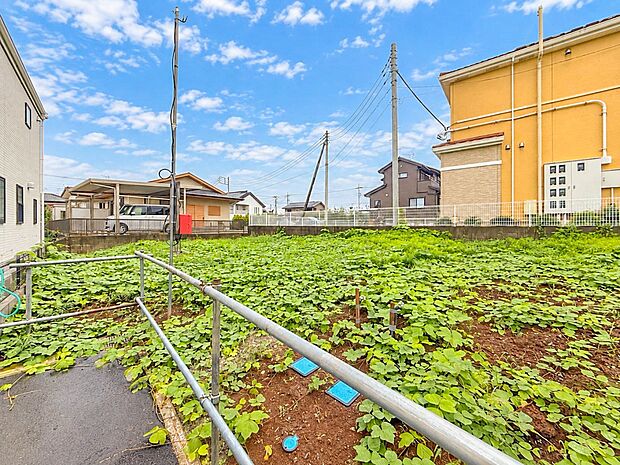 2号棟【外観】ここから始まる「日常」はご家族にとってかけがえのない時間となります。少しでも豊かに、快適に。そんな想いから本邸宅は生まれました。 ※CGにより青空加工をしております。