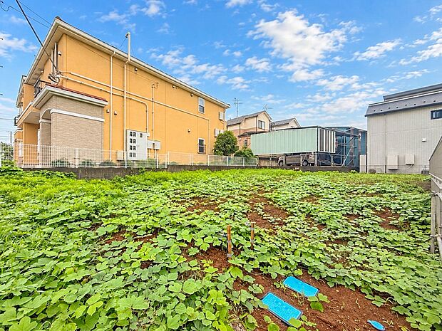 2号棟【外観】家族の温かさと陽光の暖かさ、楽しい毎日と明るい未来を予感させる「空間が織り成すひとつ先の住み心地」を演出します。※CGにより青空加工をしております。