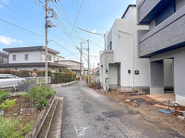 【前面道路】家の前をまっすぐの通りが走っている。クルマは少なく、人々は毎朝、ウォーキング、ジョギング、犬の散歩など、フリーな朝時間を過ごしている。