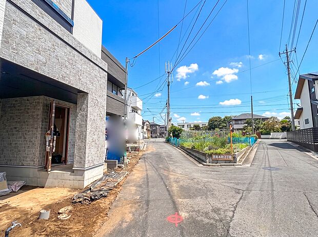 【前面道路6m】車の通行が少ないので、静かな住環境を維持することができます。