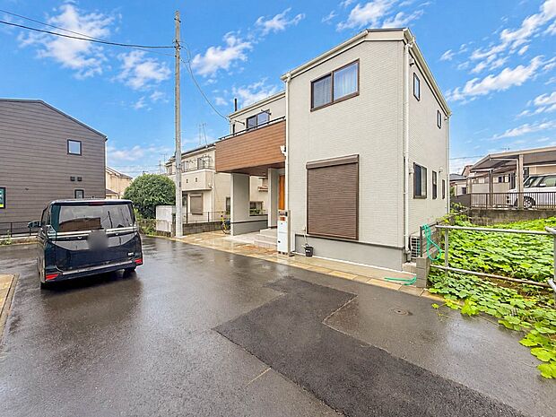 1号棟【前面道路】家の前をまっすぐの通りが走っている。クルマは少なく、人々は毎朝、ウォーキング、ジョギング、犬の散歩など、フリーな朝時間を過ごしている。※CGにより青空加工をしております。