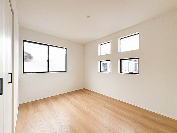 【子供部屋】お子様のお部屋にぴったりなクロークを備えたフローリング仕様の洋室です。