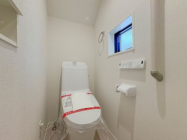 【トイレ】トイレ・ウォシュレット付。快適で衛生的な洗浄機能付温水シャワートイレです。