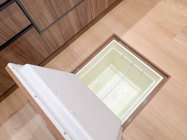 【床下収納】キッチンの下には点検口を兼ね備えた床下収納がございます。