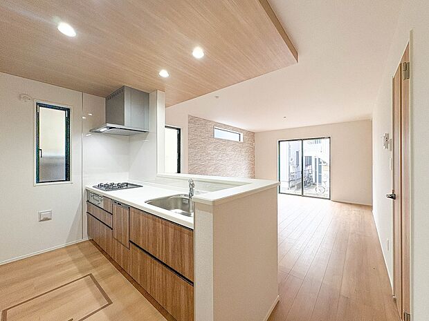 【南向きLDK16帖】シンプルなデザインの家は風情がある。住む人のこだわりを感じる。外観も内装もいたってシンプル。居心地がよく、家事や趣味、子育てなどにも集中できる。家も人間も熟成するほどシ…
