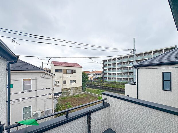 【眺望】朝の澄んだ空気や、夕方に吹く清々しい風を五感で感じられるバルコニー。