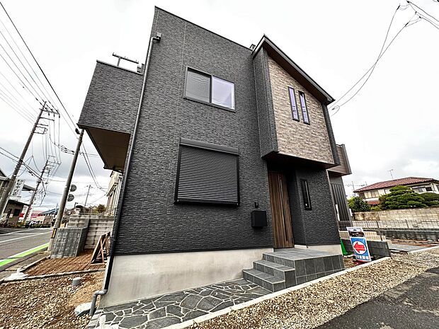 【外観】家族の温かさと陽光の暖かさ、楽しい毎日と明るい未来を予感させる「空間が織り成すひとつ先の住み心地」を演出します。