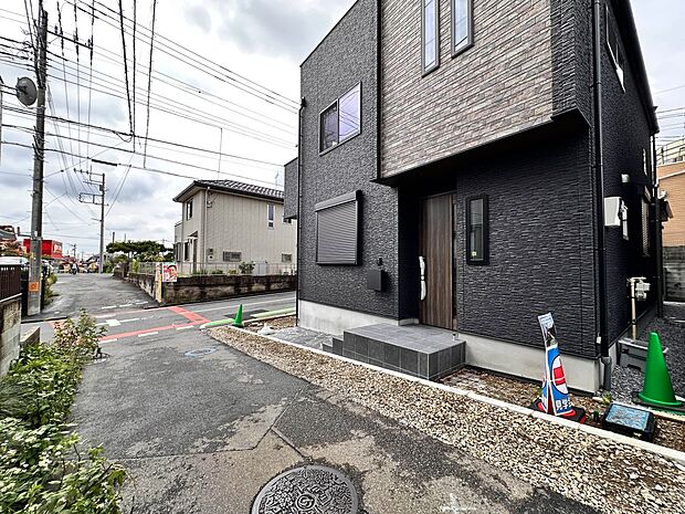 【前面道路】家の前をまっすぐの通りが走っている。クルマは少なく、人々は毎朝、ウォーキング、ジョギング、犬の散歩など、フリーな朝時間を過ごしている。