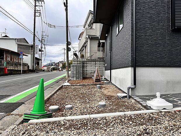 【駐車場】毎日の生活にマイカーが必須という方は、購入を検討する際、駐車場があることは大事な条件です。毎日の通勤や家族の送迎、買い物やお出かけなどクルマのある暮らしを満喫したい方は要チェック。…