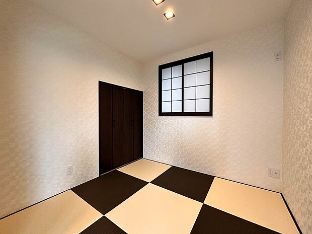 【和室】  畳には音を吸収する作用があるので、元気いっぱいのお子さんの遊び場所として、最適な空間となるでしょう。また、クッション性があるのでお子さんが転んでケガをするリスクを軽減してくれます…