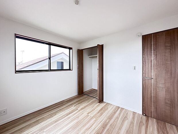 【子供部屋】お子様のお部屋にぴったりなクロークを備えたフローリング仕様の洋室です。